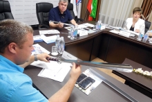 Сергей Жигуновский 'вооружает' челнинцев обувным мечом